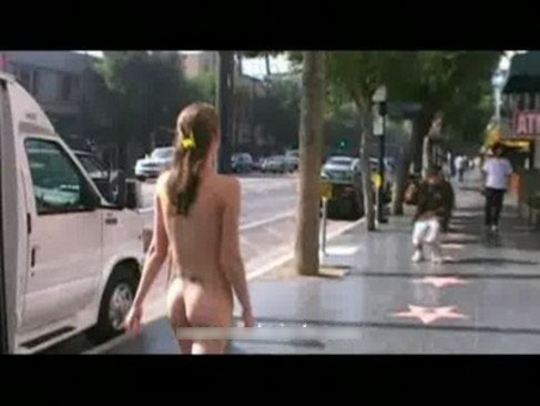 Desnudas por calle chicas la El vídeo